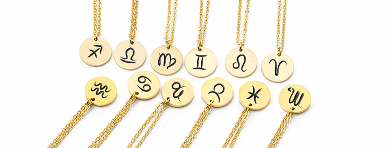 un set de bijuterii personalizate in functie de zodie