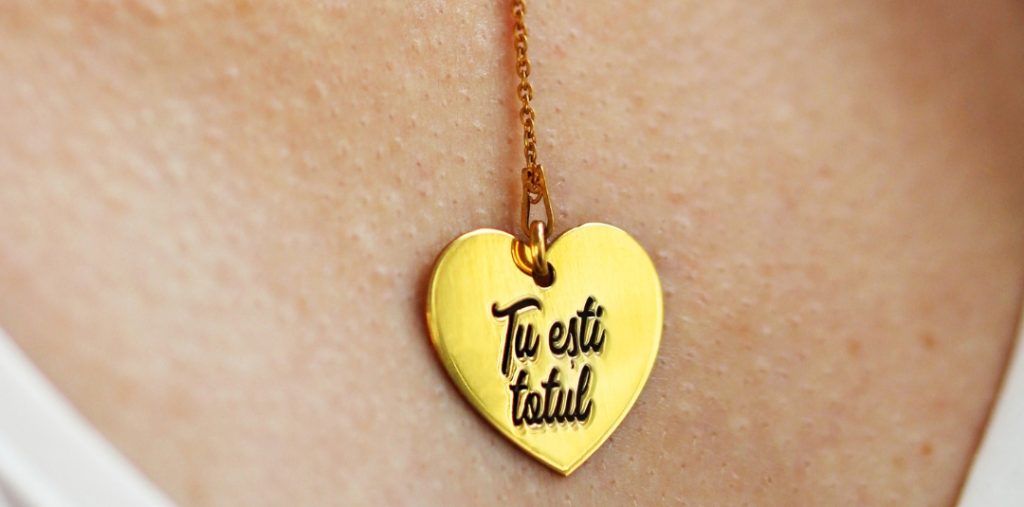 mesaje gravate emotionante pe o bijuterie personalizata