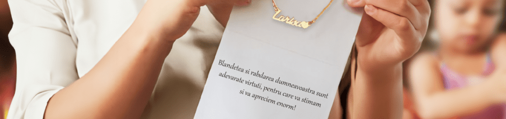 profesoara primind un cadou cu mesaj de mulțumire de la elevi